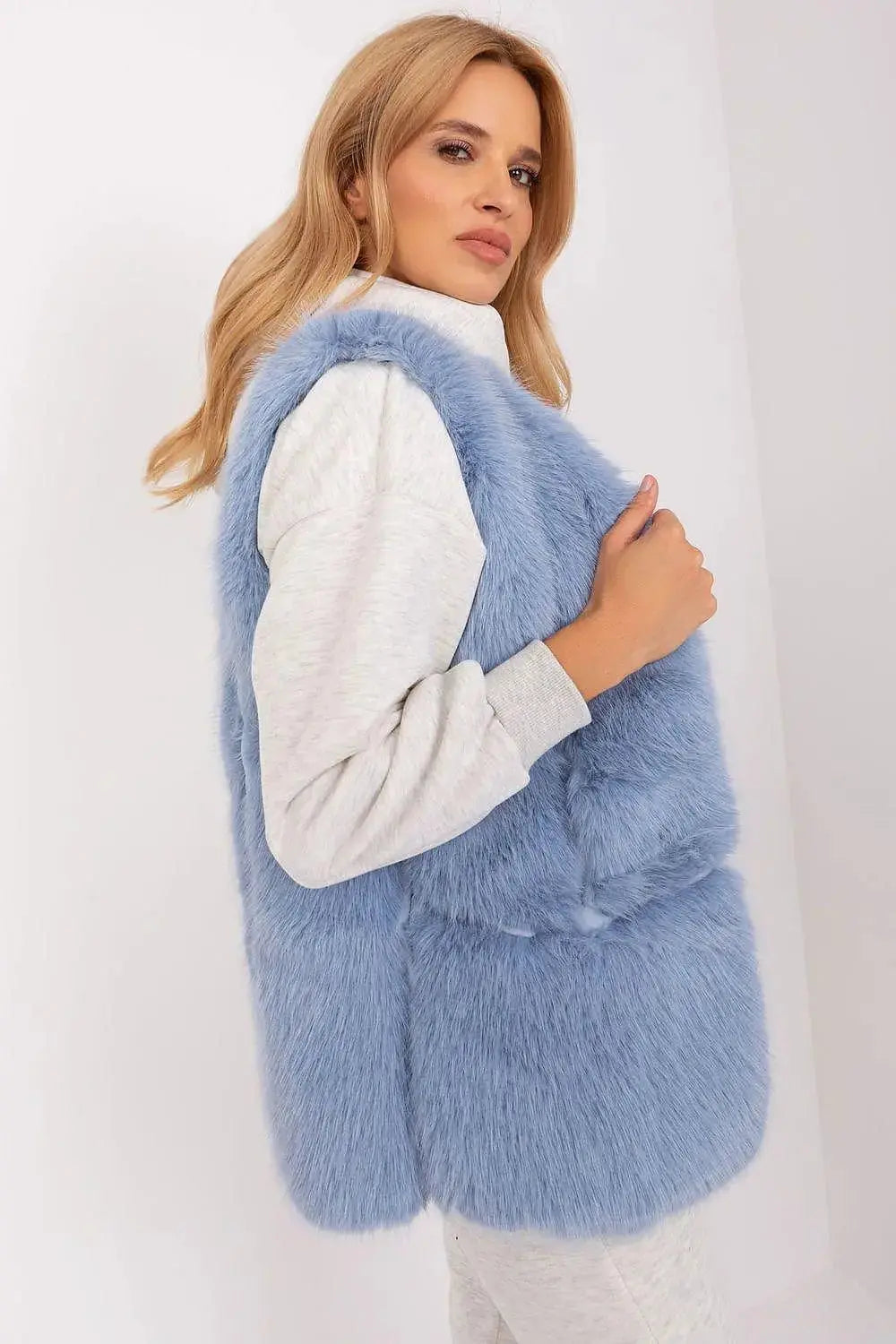 Gilet model AT fur vest  Adomoo