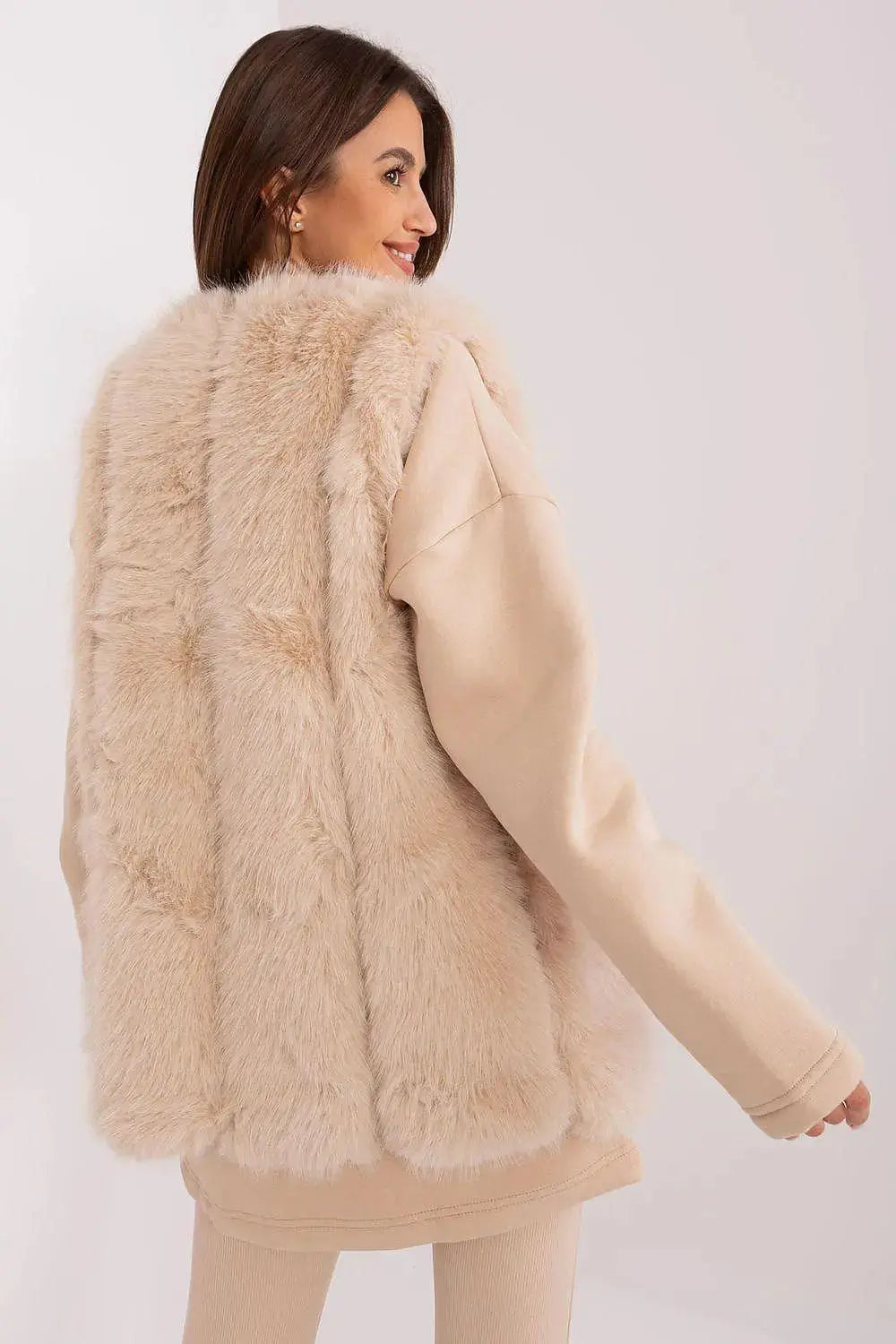Gilet model AT fur vest  Adomoo