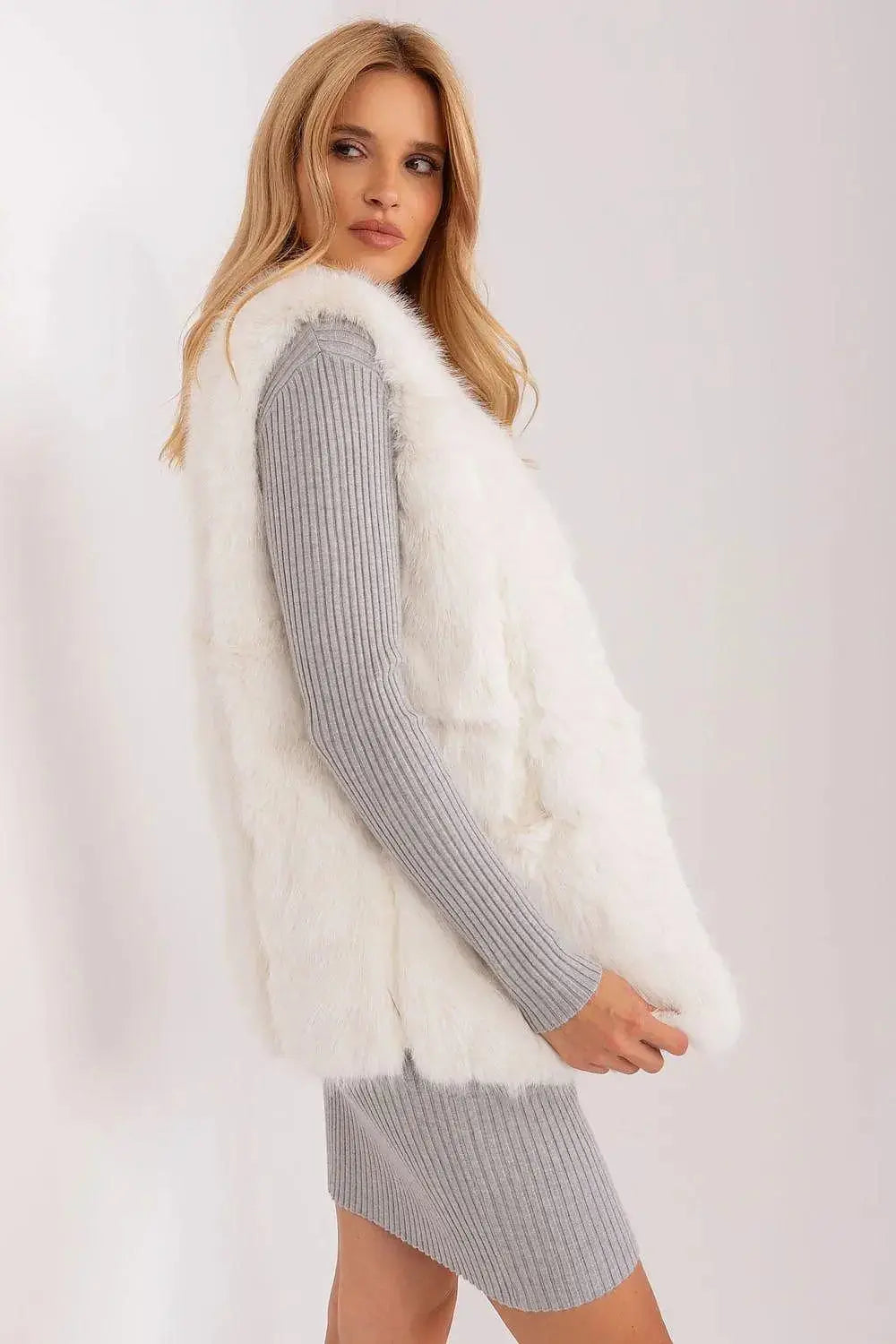 Gilet model AT fur vest  Adomoo