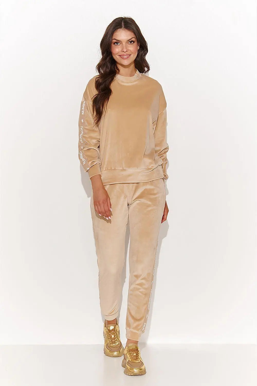 Numinou comfort and elegance long-sleeved sweatshirt  Adomoo