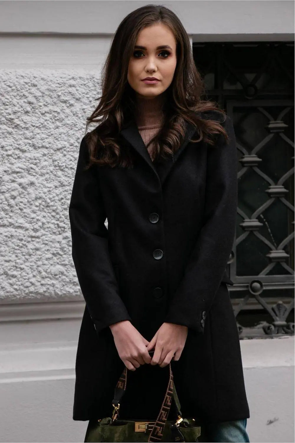 Roco Fashion single-breasted coat with a tailored cut  Adomoo