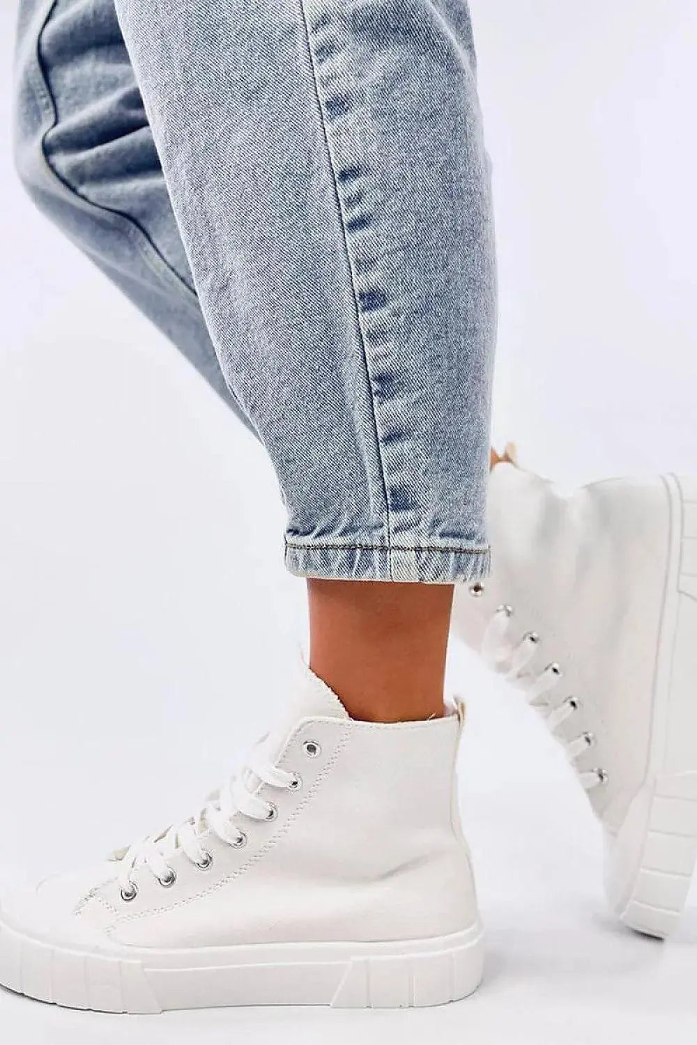 Sneakers model 195528 Inello  Adomoo